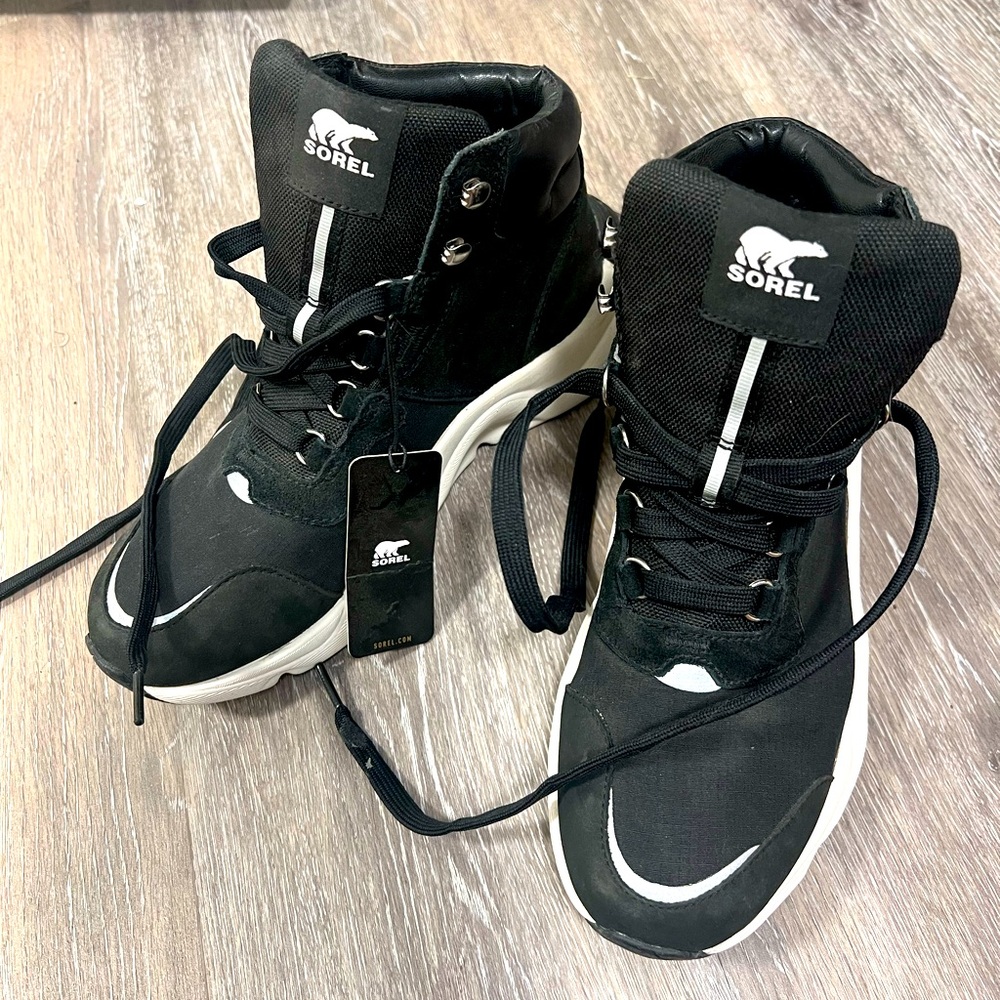 9.5 Sorel black hiking winter boots.